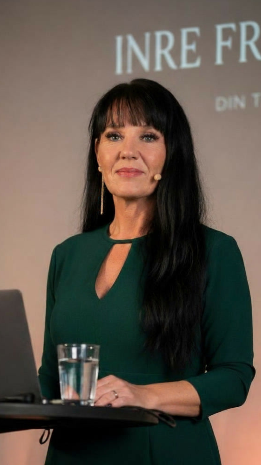 Anna Strandlind på scen för Inre Framgång