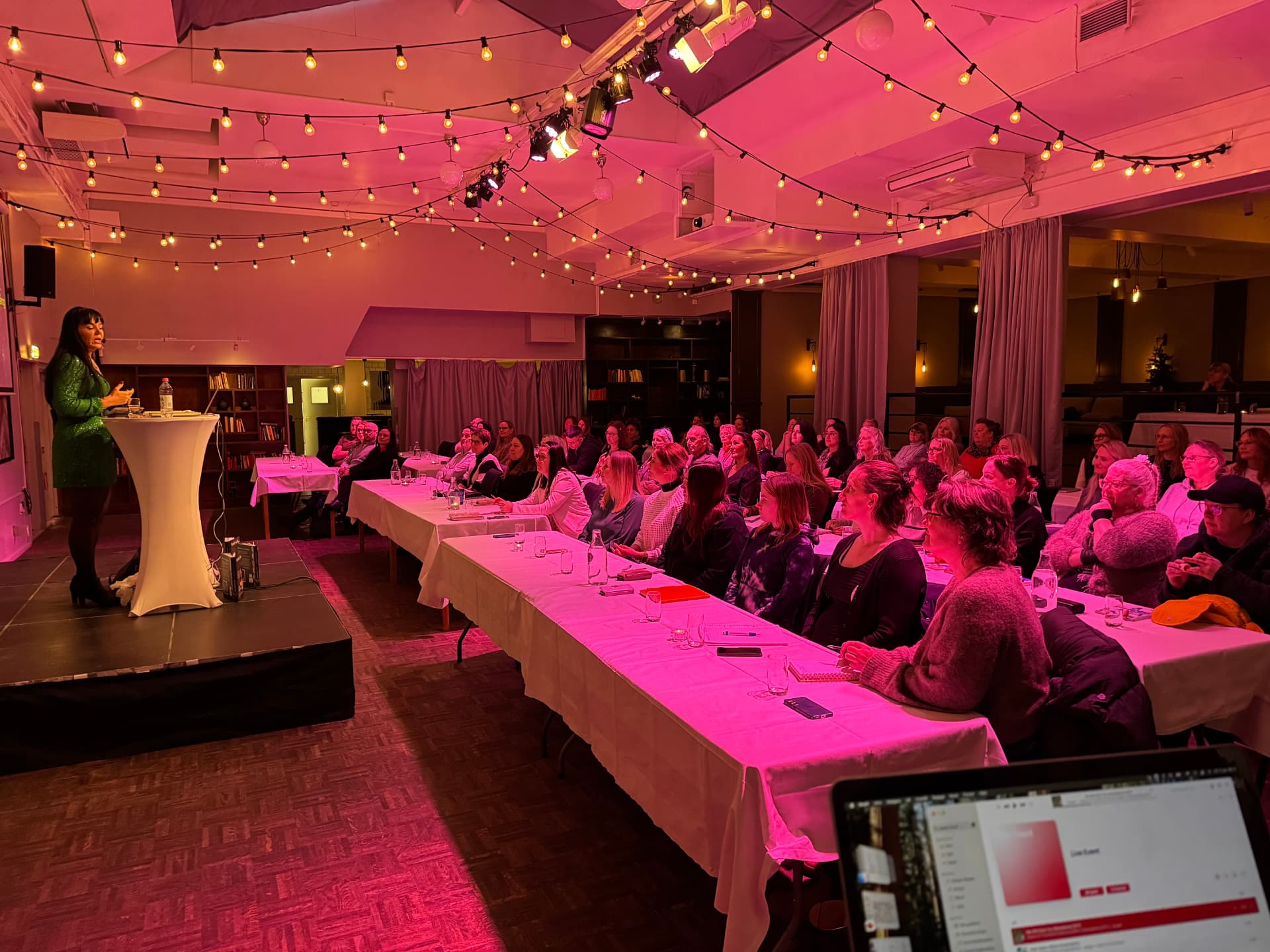 Anna Strandlind föreläser för en lyssnande publik under ett liveevent med Inre Framgång